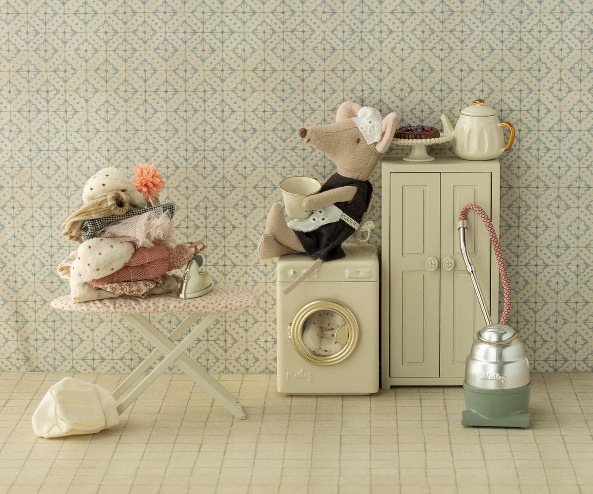 Iron & ironing board mouse